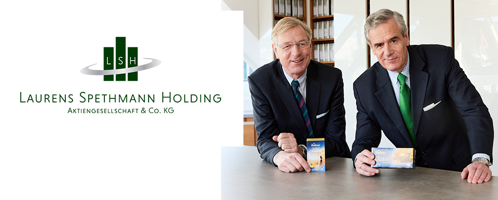 Links: Das Logo der Laurens Spethmann Holding. Rechts: Die Unternehmensleitung aus 1996. Zu sehen sind Jochen und Michael Speermann mit je einer Teepackung in der Hand. Sie schauen freundlich und tragen Business-Kleidung.